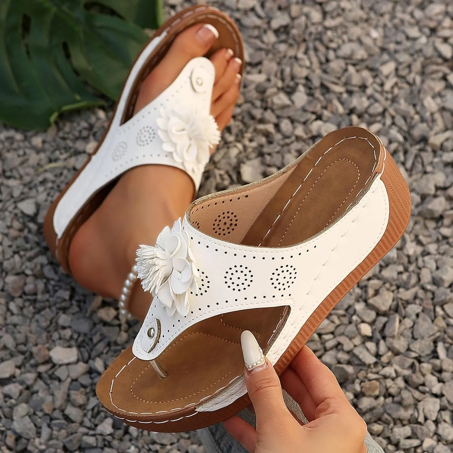 2025 New Summer Orthopedic Closed Toe Sandals for Women Dressy Flat Open Toe Floral Ladies Sandals Arch Support Flip Flops Boho Silppers Comfortable Slip on Beach Shoes